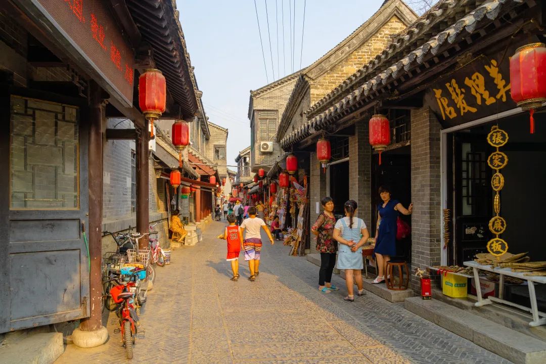 走進(jìn)南陽(yáng)古鎮(zhèn)，靜看搖櫓船，輕輕卷漣漪