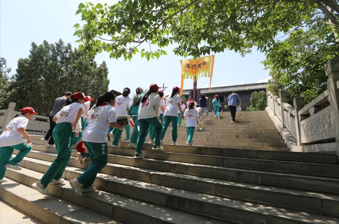 千人大團訪水滸 跨省研學游梁山